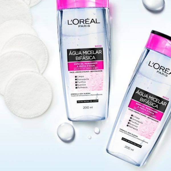 A água micelar bifásica de L'Oréal Paris ajuda a derreter a máscara à prova d'água e remover todos os resquícios de make (Foto: L'Oréal Paris)